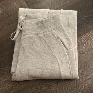 LULULEMON Scuba Mid-Rise Wide-Leg Pant
*full length SIZE 6